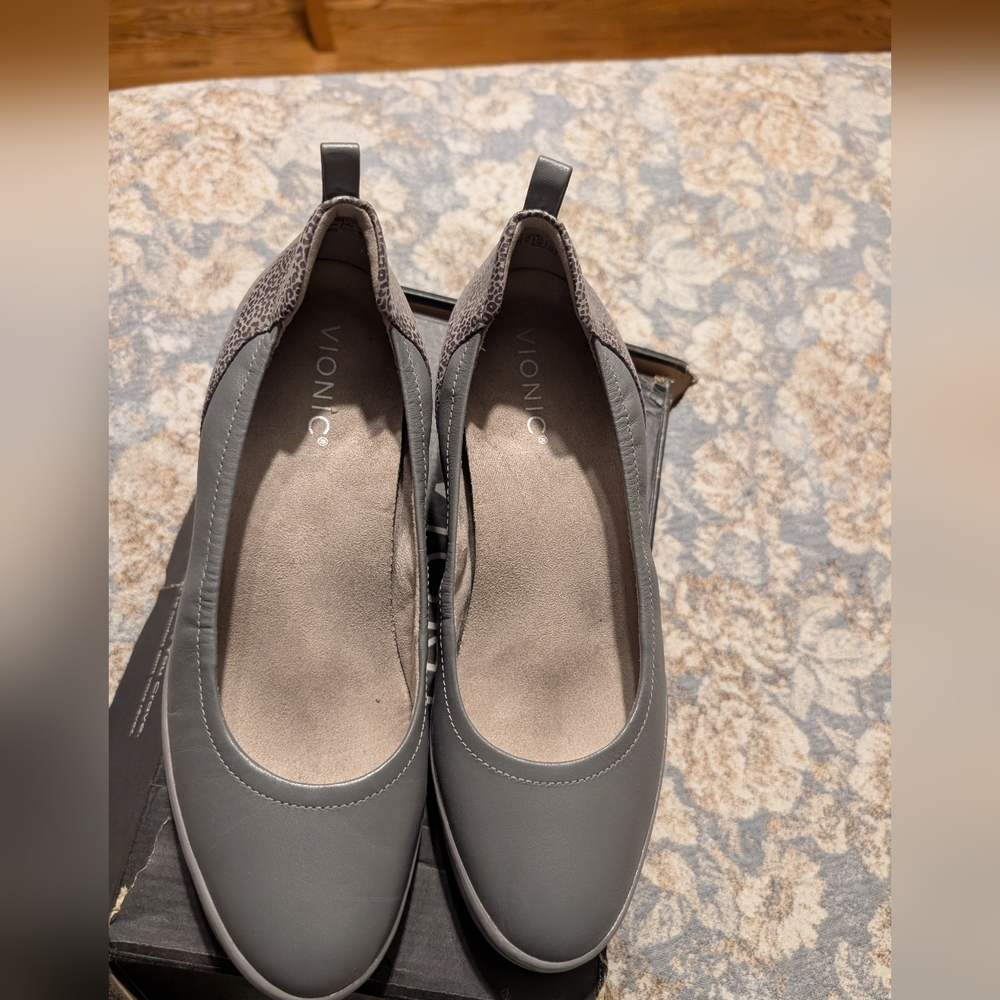 Vionic Women's Gray and Patterned Wedges 8.5 Very Comfy!